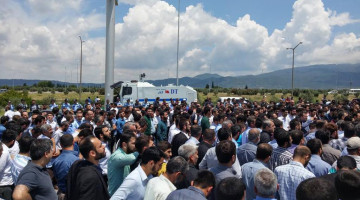 Benim babam geçen seneki İskenderun konferansında, önünüzde duran polislerden birisi. Çok pişman olduğu için sizden helallik istiyor. Hakkınızı helal eder misiniz?