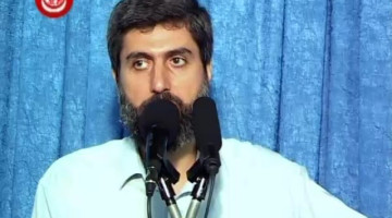 Hareket eden bir otobüste olan bir yolcunun namazı kılması veya tehir etme mevzusunda bir ayet veya hadis var mıdır?