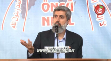 Kocam, omuzlarımı ve vücudumu kapatan büyük başörtümü kabul etmiyor peçe takmamı istiyor. Peçe farz mıdır?