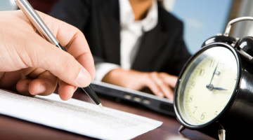 İşim gereği yanımda bayan oturmak zorunda kalıyor, kalbimin onlara kaymadığı kanaatindeyim. O bayanla aynı masada oturup iş hakkında konuşmam caiz midir; takvaya uygun olan davranışı açıklar mısınız?