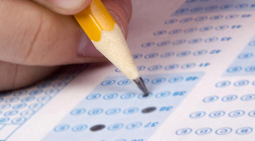 Kardeşim üniversite sınavına gireceğinden dolayı oruç tutmuyor. Bir hoca "eğer dersi anlamıyorsa kaza yapsın, sınava bir defa girecek" dedi. Böyle bir mazeret olabilir mi?