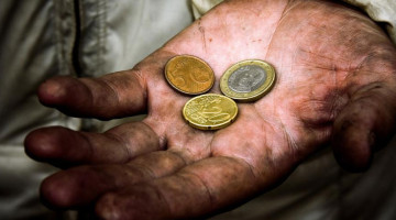 Namaz kılmayan bir kimsenin camiye yaptığı yardımlar veya diğer hayırlı ameller kabul edilir mi?