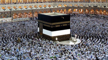 Ben İmam Hatipte okuyorum. Bir öğretmenimiz, "Ben hacca gitmem, onun yerine 5 tane fakiri doyururum, aynı sevabı alırım" dedi. Bu doğru mudur?