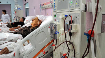 Böbrek rahatsızlığım sebebiyle diyaliz makinesine bağlı olduğum zaman içinde, sabah namazının vakti çıkıyor. Makineye bağlı iken yatarak namaz kılabilir miyim? Maliki mezhebine bağlıyım.