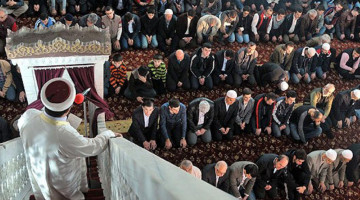 "Tevhidi ve hakkı anlatmadıkları veya anlatamadıklarından dolayı camii imamlarının arkasında namaz kılınmaz" diyenlere ne dersiniz?