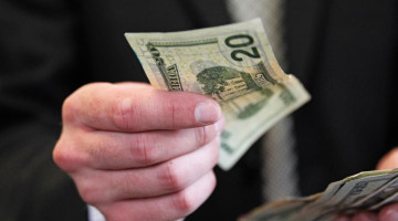 Helal olmayan bir yoldan para kazanmıştım. Müslüman olmayan annem bu parayı ona vermemi istiyor. Bu parayı anneme vermem caiz midir?