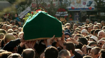 Vefat eden insanların defin için bekletilmeleri caiz midir?