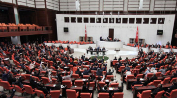 Mecliste MHP'nin televizyonlardaki evlilik programlarının kaldırılması için teklif önergesi vermesini ve AKP'li vekillerin verdiği oylar neticesinde oy çokluğu ile önergenin reddedilmesini nasıl değerlendiriyorsunuz?