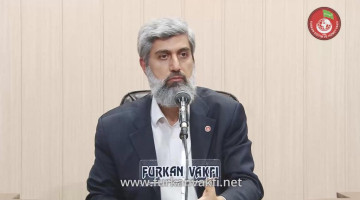 Camilerde, cemaatten kopuk müezzin köşesi olması ve müezzinin tek başına orada namaz kılması doğru mudur?