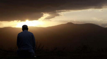 Hizmetim ve ibadetim arttıkça kendimi Allah'ın rızasına daha yakın hissediyorum. Ama bu duygunun ümit mi yoksa kibir mi olduğu hususunda endişeliyim. Ne yapmalıyım?