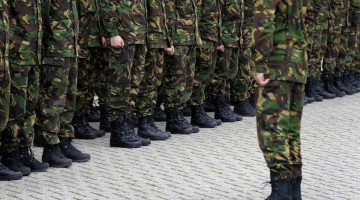 İstanbul'da askerim. Askeriyede giyinip soyunmak için ayrı bir yer olmadığı için tuvaleti kullanmak zorunda kalıyorum. Bu konuda Maliki mezhebinin ruhsatı var diyorlar. Bu durumda azimet mi ruhsat mı tercih edilmelidir?