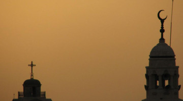 Hristiyan bir arkadaşım İslam'a inanmayıp, "bizlere Allah tarafından kitap ve peygamber gönderildi, biz bunu biliriz" diyor. O kişiyi İslam'a yönlendirmek için ne yapabiliriz?